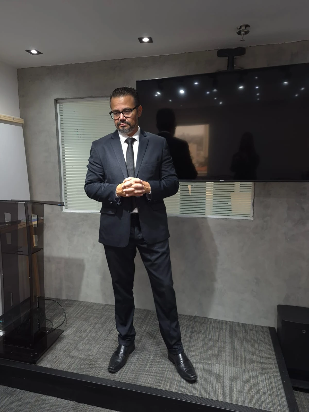 Dr. Sérgio Junior em palco durante palestra - advogado criminal especialista em crime sexual